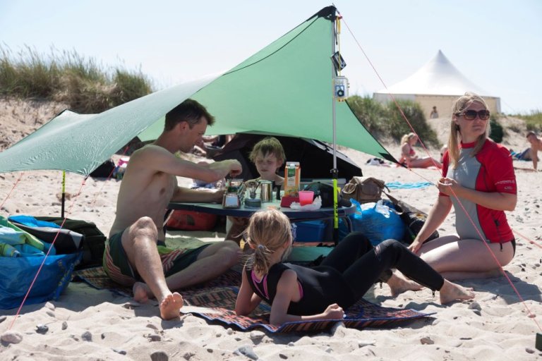 Familie på strandenx.jpg
