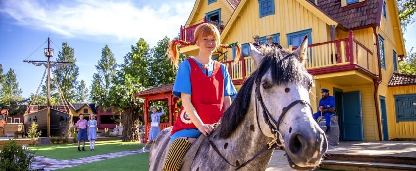Astrid 9 Pippi på häst framför villan nyxxx