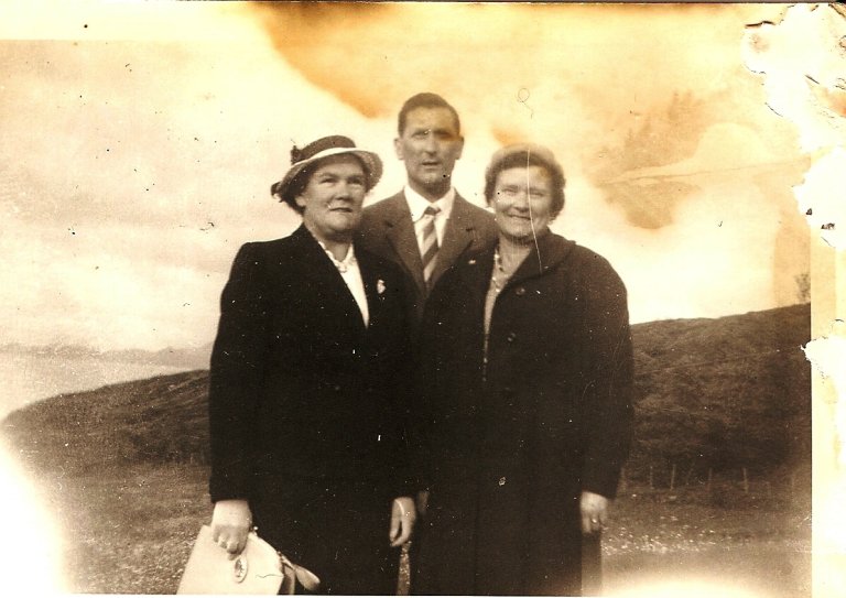 Ragnvald Risvik med søstrene Magda og Hansine.jpg
